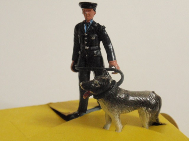 コーギー No.448 B.M.Cオースティンミニポリスバン　フィギュア2体（警察犬とハンドラー）付　（B.M.C.Austin Mini Police　Van with Police dog and Dog Handler）