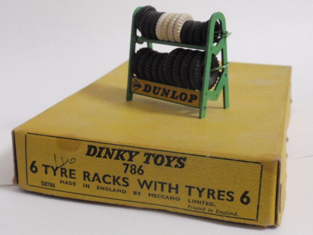 ディンキー　No.786 タイヤ付タイヤラック（Dinky No.781 Tyre Rack with Tyres）