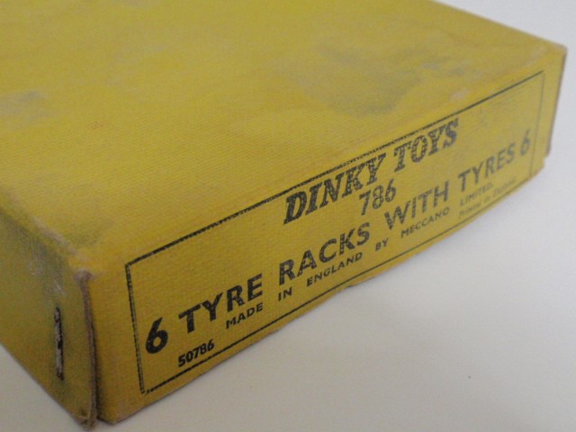 ディンキー　No.786 タイヤ付タイヤラック（Dinky No.781 Tyre Rack with Tyres）
