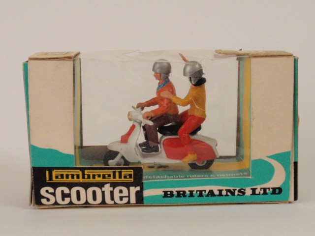 ブリテン　No.9685　ライダー付ベスパ・スクーター（BRITAINS No.9685 Vespa Scooter and Riders)