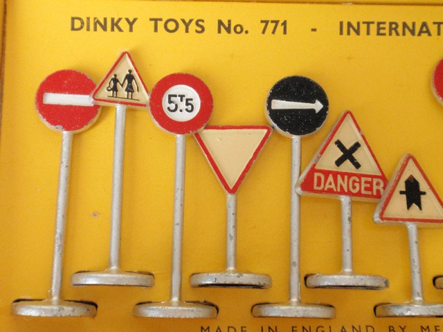 ディンキー　No.771 国際道路標識セット（DINKY TOYS No.771 International Road Signs）